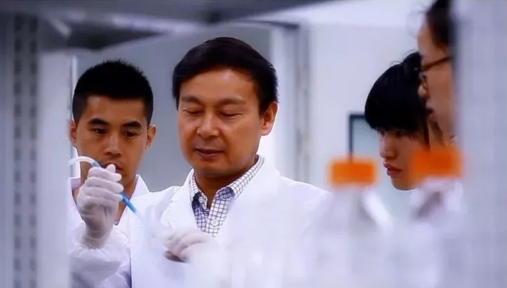 陳新華：浩海治學(xué)造福于民，俯身...